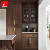 Armoire de cuisine Allandgroup de style bicolore en bois crème et noyer, avec cadre Shaker, porte en verre et poignée dorée