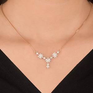 Collier élégant en or rose avec diamants floraux, design minimaliste en forme de feuille, diamants de laboratoire, bijoux fins - Product Image 1