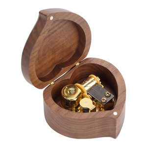 Caja Musical Conmemorativa <span class=keywords><strong>de</strong></span> Colección, Regalo Creativo, Caja Musical en Forma <span class=keywords><strong>de</strong></span> Corazón <span class=keywords><strong>de</strong></span> Madera <span class=keywords><strong>de</strong></span> Nogal Pintada en Oro <span class=keywords><strong>de</strong></span> 18 Tonos - Product Image 6
