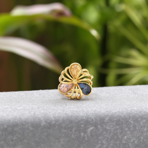 แหวนแฟชั่นชุบทอง PVD สแตนเลสสตีล 316L ทนทาน ดีไซน์ลายดอกไม้ - Product Image 3