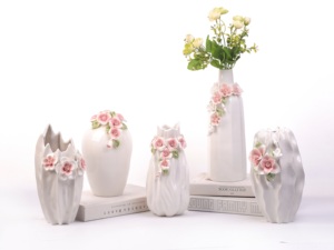 Jarrón de Cerámica Esmaltada Blanca con Flores 3D Rosadas para Decoración del Hogar, Marca BUYIT - Product Image 2
