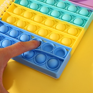 Carnet A5 à spirale avec couverture en gel de silicone, agenda promotionnel, motif petit ours, anti-stress, pour la gestion du stress et l'écriture manuscrite - Product Image 6