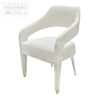 Fauteuil d'événement sculptural en acier inoxydable blanc bouclé de qualité supérieure avec accoudoirs et pieds dorés pour mariage, banquet, location de mobilier, commande en gros