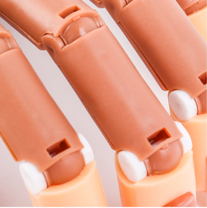 Main d'entraînement en plastique réglable pour la pratique des ongles, modèle flexible pour débutants avec 100 embouts de recharge - Product Image 5