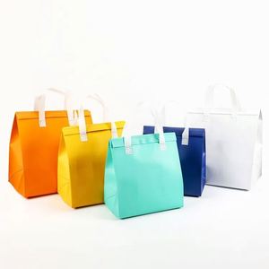 Sacs de courses personnalisés en tissu non tissé, isolants, à poignées, motif lettres, pour des aventures de shopping personnalisées, en gros et à prix abordable ! - Product Image 2