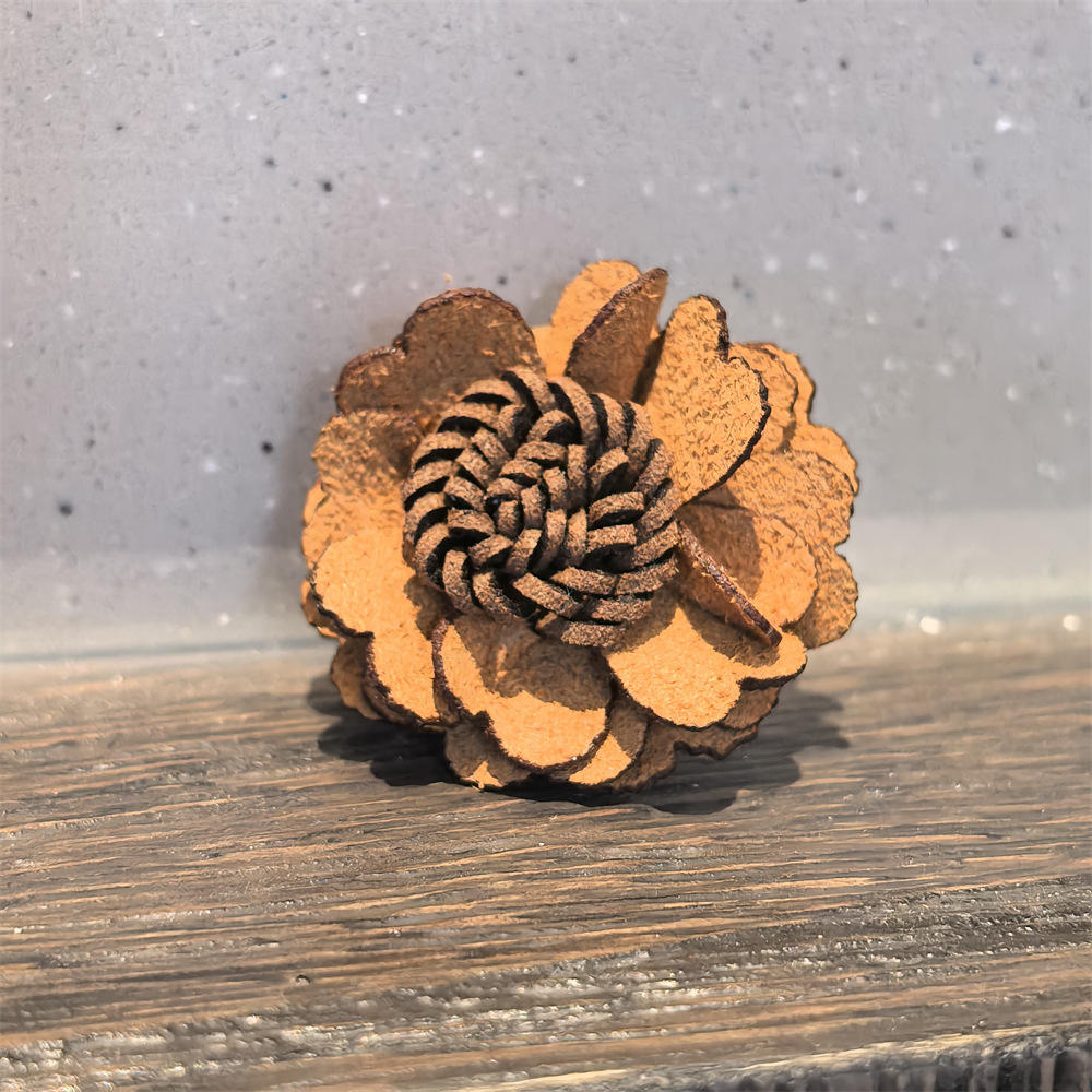 หัวเข็มขัดเชือกรองเท้าลายดอกไม้หนังกลับสีขมิ้น