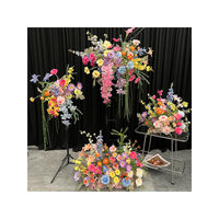 Levendige gemengde kleurrijke kunstzijde bloemen wandkrans in tuinstijl, kant-en-klaar voor verloving, babyshower, buiten.