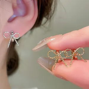 Boucle d'oreille avec nœud de porte de la Corée de l'Est Boucles d'oreilles polyvalentes de banlieue à la mode simple Boucles d'oreilles petites et élégantes pour femmes