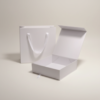 Boîte cadeau magnétique blanche mate impeccable avec sac à poignée en satin assorti pour vêtements de luxe et image de marque professionnelle