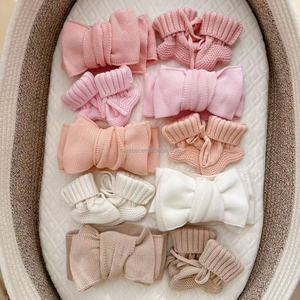Set Regalo 2 Pezzi per Neonata: Fascia per Capelli con Grande Fiocco in Maglia Tinta Unita Preannodata e Scarpine Abbinate in Morbido Cotone - Product Image 1