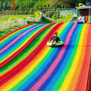 户外风景农场游乐场彩色塑料滑梯儿童成人游乐园彩虹滑梯出售