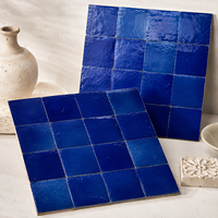 Carreaux de céramique émaillés bleu cobalt carrés, style Zellige marocain, carreaux muraux faits à la main pour salle de bain et intérieur d'hôtel en stock