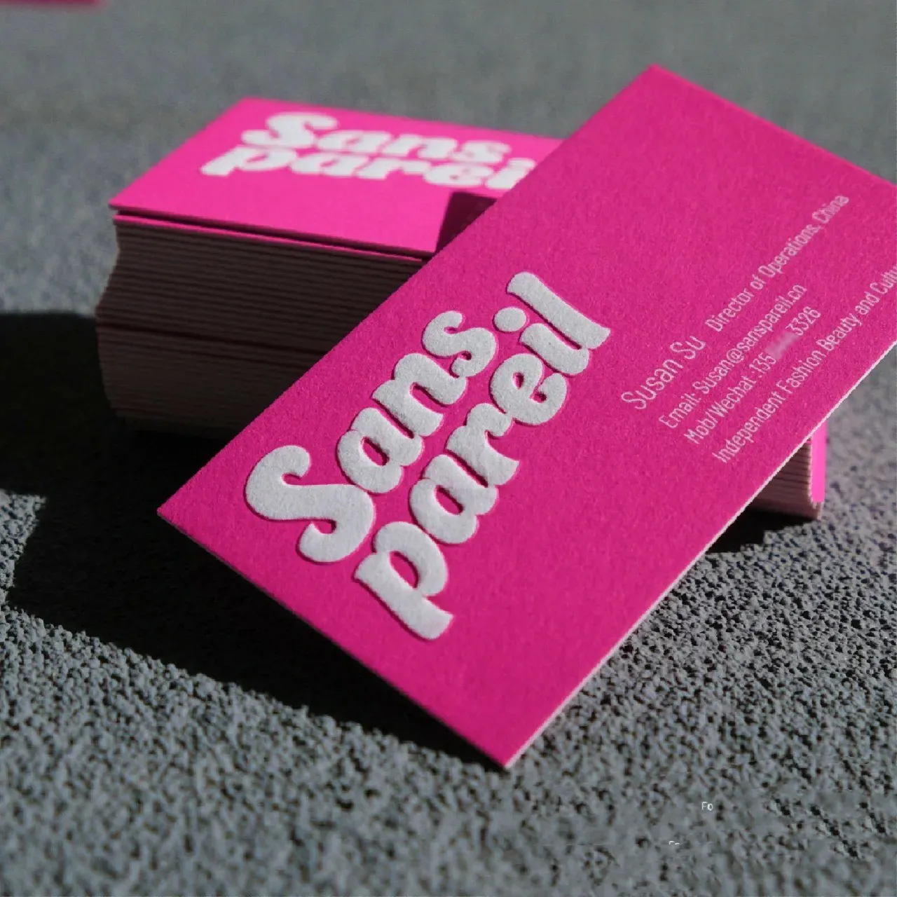 Lüks özel Logo tasarım baskı kabartmalı 600gsm pamuklu kağıt dokulu karton adı kartvizit