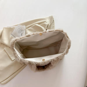 Nouveau sac à bandoulière en peluche pour femme, style hiver, grande capacité, sac fourre-tout tridimensionnel tendance - Product Image 3