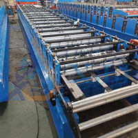 Machine de formage de tôles d'acier pour panneaux de toiture métalliques à clipser, avec joint fiable et dissimulé