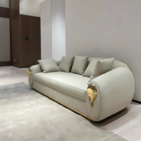 Canapé trois places de luxe moderne italien, mobilier de salon haut de gamme, design haut de gamme, base en laiton rembourrée pour la maison et l'appartement
