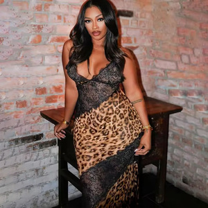 Robe longue de soirée ajustée à bretelles, imprimé léopard patchwork, col en V profond, design asymétrique avec superposition transparente - Product Image 1