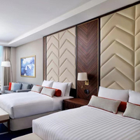 Ensemble de chambre à coucher King Size Chevron Panel en bois foncé avec tables de chevet, banc à finition dorée et tête de lit crème – Mobilier de chambre d'hôtel de luxe