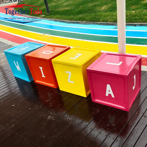 Taburete de fibra de vidrio con forma de letra, silla cuadrada con alfabeto para exteriores y biblioteca, muebles de patio, ocio, relax, espera - Product Image 1