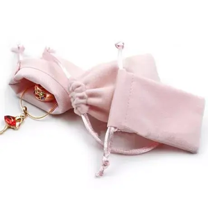 Sacs en velours personnalisés avec logo, pochettes à cordon avec pompon, sac à bijoux - Product Image 2