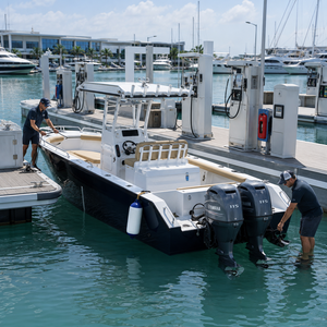 Barca da Pesca con Console Centrale Certificata CE 5083, 27 Piedi, Doppio Motore Fuoribordo, Vasca per Pesci Vivi 350L, Carburante, 6 Persone, Alluminio, Tour Guidati, Portatile - Product Image 1