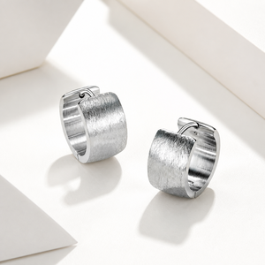 Boucles d'oreilles créoles Huggie brossées en acier inoxydable naturel, larges et incurvées, ton argent, design minimaliste à charnière - Product Image 1