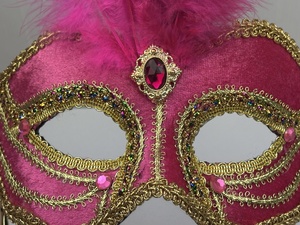 Décoration de Halloween en Plastique Rose à Plumes Vénitiennes Demi-Visage avec Bordure Dorée et Plumes à Main pour Adultes - Product Image 4