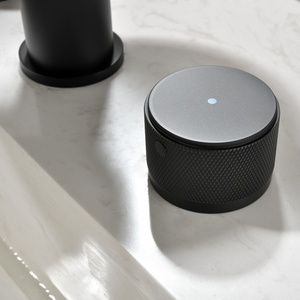 <span class=keywords><strong>Rubinetto</strong></span> da Bagno Nero Opaco a Tre Fori <span class=keywords><strong>con</strong></span> Disco Rotondo, Bocca a Goccia, Maniglie a Tamburo Zigrinato, Montaggio su Piano, Acqua Calda e Fredda - Product Image 6