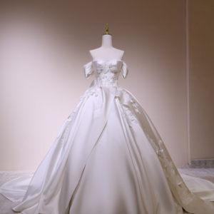 Robe de mariée princesse moderne en satin grande taille, épaules dénudées, coupe bal, traîne chapelle, vente en gros, direct usine - Product Image 1