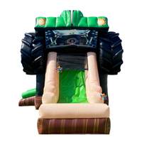 Château gonflable Monster Truck personnalisé avec toboggan Mad Dog, idéal pour les fêtes d'enfants, événements extérieurs et locations.