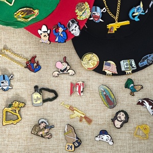 Pins de solapa personalizados de aleación de zinc chapados en oro con diseño de animales de coche, deportivos, de graduación, duros, blandos y de esmalte plano. - Product Image 1