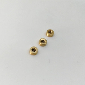 Écrou à bride en laiton à quatre trous et filetage interne, composant métallique - Product Image 1