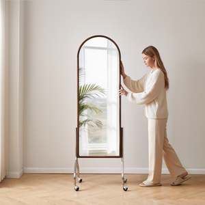 Specchio ad Arco a Figura Intera con Ripiani Portaoggetti, Ruote e Cornice in Legno di Gomma, Specchio da Terra Autoportante per Camera da Letto - Product Image 4