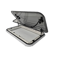 Fenêtre de toit pour camping-car 960x650mm avec cadre blanc, ouverture par poussée vers le haut, cadre intérieur en ABS et éclairage LED