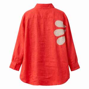 Chemisier décontracté confortable pour <span class=keywords><strong>femme</strong></span> en mélange lin-coton, personnalisé, avec appliqué floral <span class=keywords><strong>rouge</strong></span> et blanc et imprimé style line art, col <span class=keywords><strong>chemise</strong></span> - Product Image 3