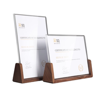 Support de présentation de table autoportant en acrylique transparent avec base en bois recyclable moderne pour cartes de prix en magasin, restaurant, bureau