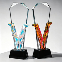 Trophée en cristal personnalisé à faible MOQ, directement de l'usine, avec logo, forme en V, facetté, gravure laser