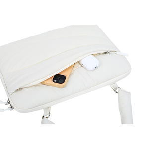 Sac à bandoulière matelassé moelleux, sacoche légère rembourrée pour ordinateur portable, sacoche de bureau style INS couleur unie avec logo personnalisé - Product Image 5