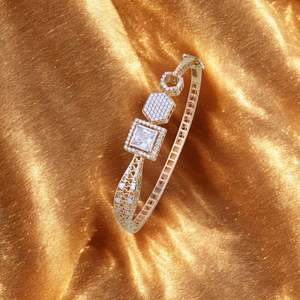 Brazalete de lujo con diseño geométrico de diamantes y oro para mujer, joyería fina, elegante regalo de aniversario de boda - Product Image 4