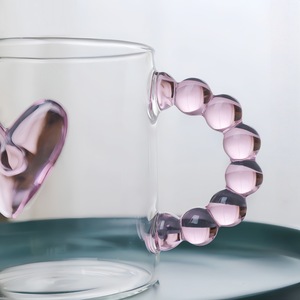 Bicchiere in Vetro <span class=keywords><strong>con</strong></span> Design a <span class=keywords><strong>Cuore</strong></span> 3D Rosa e Manico Colorato, Resistente alle Alte Temperature per Succo/Acqua/Latte - Product Image 4