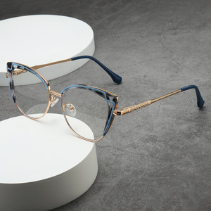 Monture de lunettes photochromiques anti-lumière bleue pour femme adulte, motif géométrique œil de chat, monture intégrale en résine avec charnières à ressort - Product Image 1
