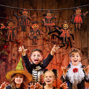Décorations populaires d'Halloween : Petits pendentifs rétro en forme de citrouille, d'épouvantail et de drapeau coloré - Product Image 2
