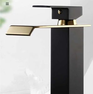 Rubinetto Moderno di Lusso in Acciaio Inossidabile Monocomando per Lavabo con Bocca a Cascata Colore Nero e Oro - Product Image 4