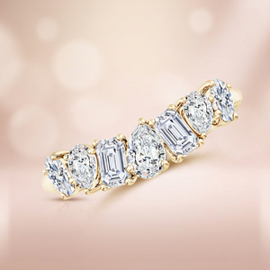 Bague d'anniversaire en diamants de laboratoire de formes variées avec pierres émeraude, poire et ovales en or 10K, 14K, 18K et argent 924, 935 - Product Image 1