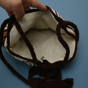 Borsa da donna all'uncinetto fatta a mano, borsa a tracolla in lana lavorata a maglia per la mamma, borsa a tracolla a quadri in stile etnico per nonna - Product Image 4