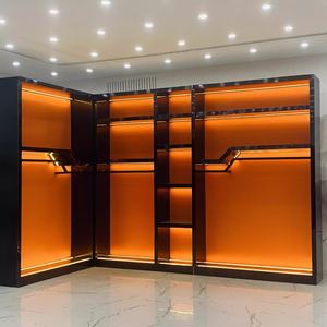 ตู้โชว์เสื้อผ้าสไตล์ใหม่ดีไซน์แฟชั่นโลหะสำหรับตกแต่งร้านขายเสื้อผ้าดีไซน์ใหม่ - Product Image 1