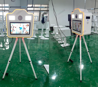 Photomaton Tendance Virale 15,6 Pouces en Forme d'Appareil Photo avec Trépied, Conception Intégrée Monobloc, Facilement Déplaçable, Écran Tactile pour Fêtes