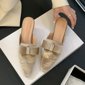 รองเท้าสลิปเปอร์แบบสวม 5 ซม. สไตล์เรโทร แต่งโบว์ปักลาย แฟชั่นสำหรับผู้หญิง รองเท้าส้นเตี้ยแบบคิตเทน - Product Image 4