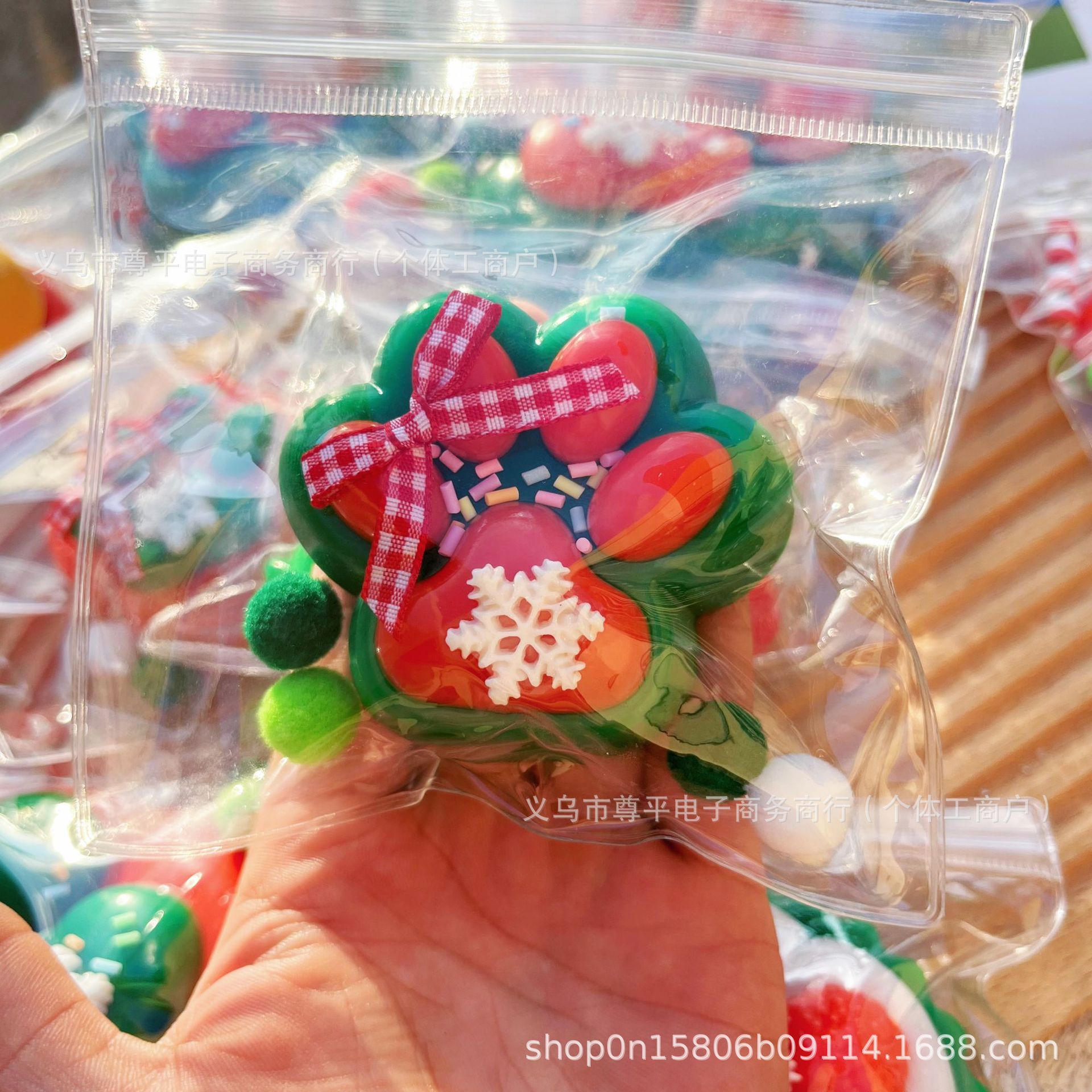 พื้นหลังสีเขียว-75g-อุ้งเท้าแมวคริสต์มาส