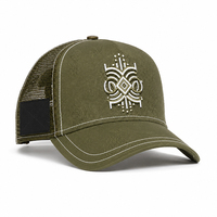 Gorra Trucker Premium al por Mayor de 5 Paneles con Malla, Verde Oliva, Jacquard Paisley, Bordado Geométrico en Relieve y Visera Curva